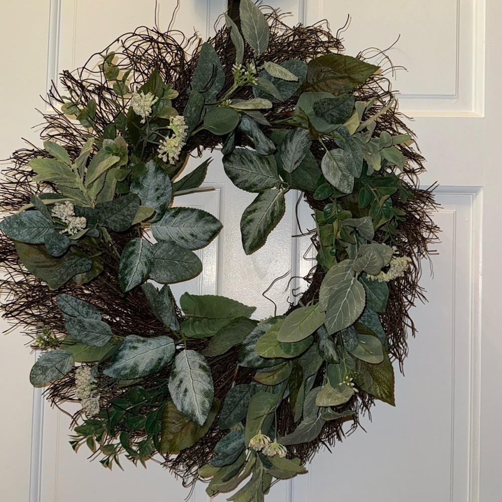 BRAND NEW FLORAL HANGER FOR DOOR DECOR GOOD FOR HOME